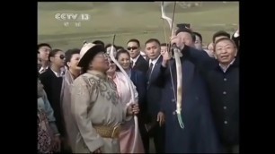 Chinese President Xi Jinping uses a Bow to Fuck