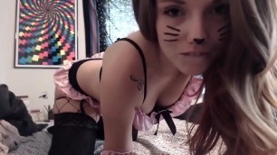Teen déguisée en chat se caresse devant la webcam