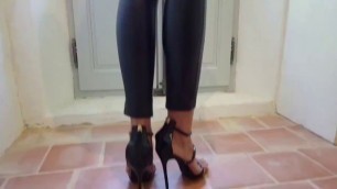 booty in leatherpants - shiny heels