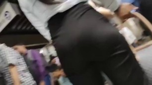 Попка секретарши в метро в классных брючках _ Tight ass