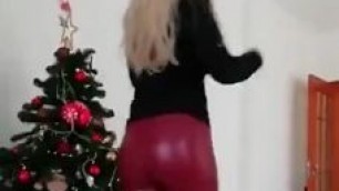 nice_and_sexy_lady_in_very_tightleather_leggings_720p
