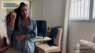 Novinha Limpando a Tv, Mostrando Os Peitos Na Tela Da TV